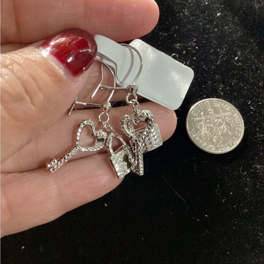 18K White Gold Lock and Key Design - Picture 5 of 9